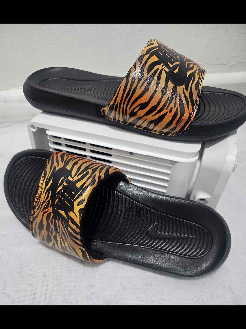 Nike Women's Victori One Slide Sandals Black/Brown Animal Print Strap US 9 Logo - Picture 6 of 9